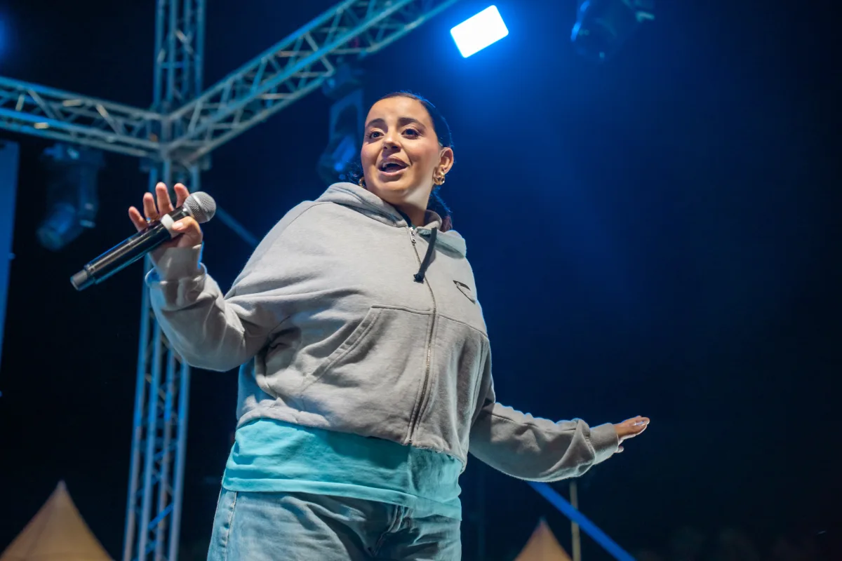 Festival chanteuse scène — photographe Perpignan