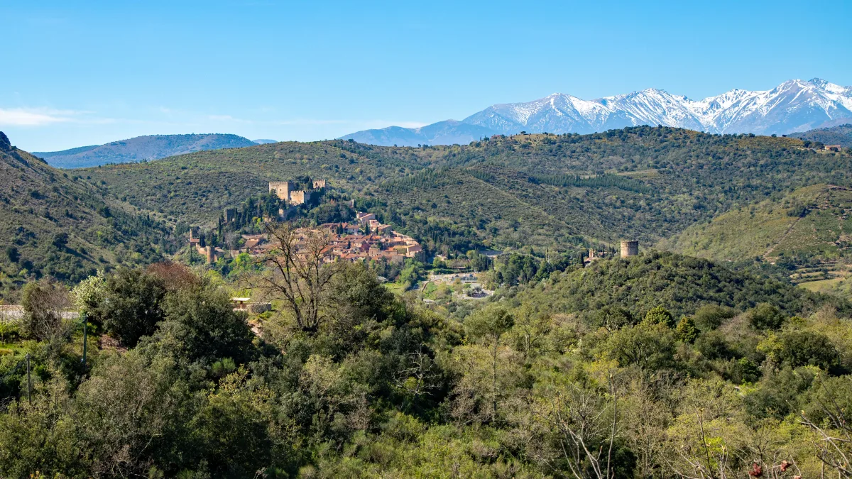 Castelnou et le Canigou — Pyrénées-Orientales